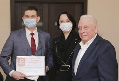 Илья Сумароков наградил молодежь Усольского района – победителей интеллектуальной игры в честь юбилея Победы в Великой Отечественной войне